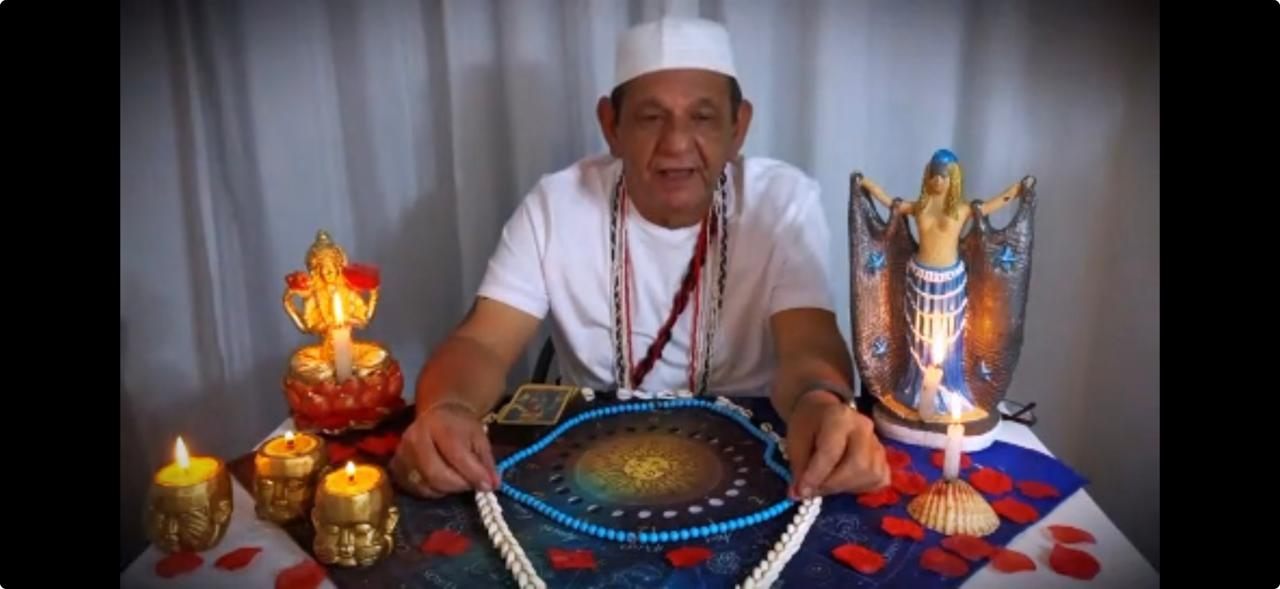 Pai Mattos em seu altar com velas e guias